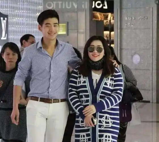 原创何超盈减肥成功露大长腿性感迷人小8岁老公看着都害羞了