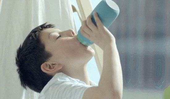 保暖瓶喝水小孩gif动图_动态图_表情包下载_soogif