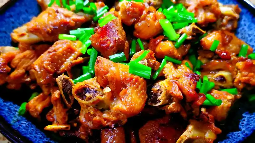 学做黄磊老师的拿手菜黄焖鸭,鸭肉酱香味浓,软烂细腻,真解馋