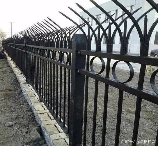 围墙护栏又叫围墙铁护栏,围墙护栏网,围墙栅栏,围墙防护栏,围墙防护网
