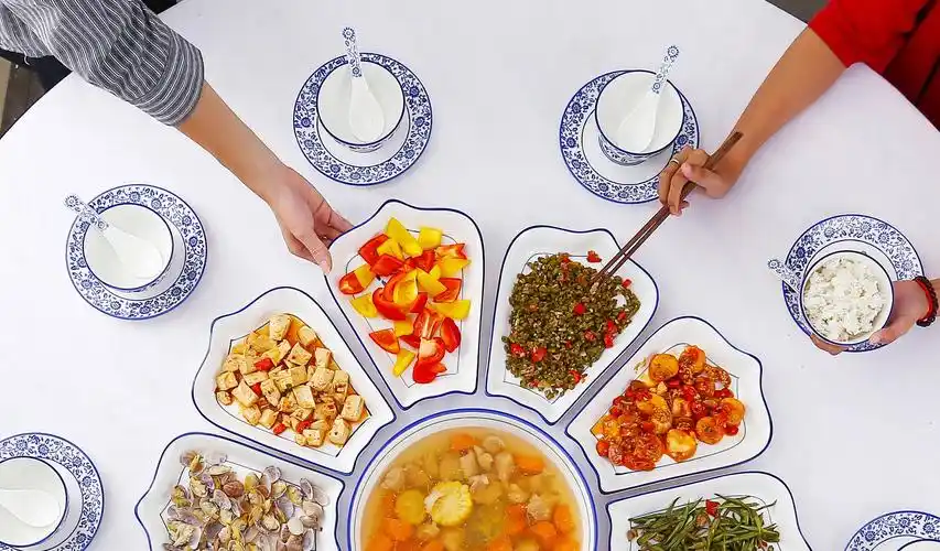 拼盘餐具组合轻奢碗碟套装陶瓷菜盘创意年夜饭聚餐扇形盘子碗套装圆桌