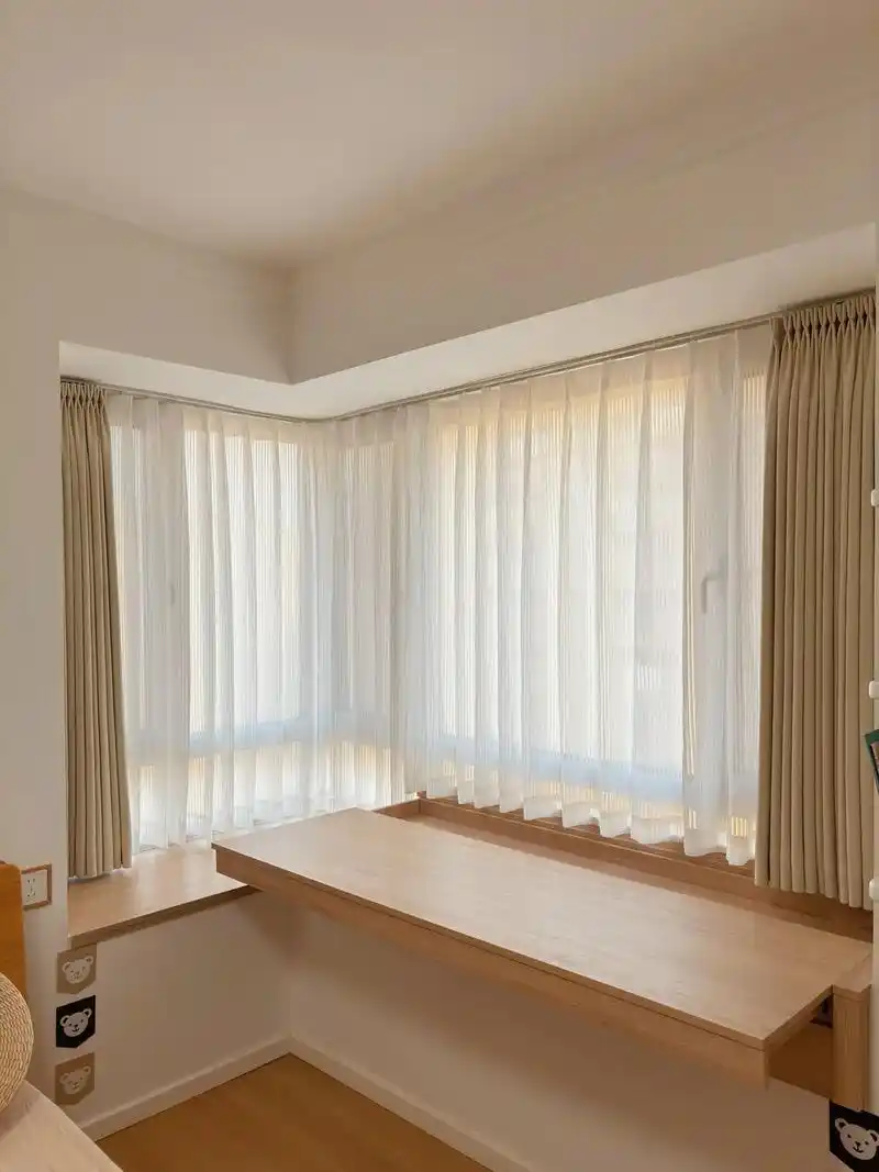 飘窗书桌上的窗帘终于搞定了