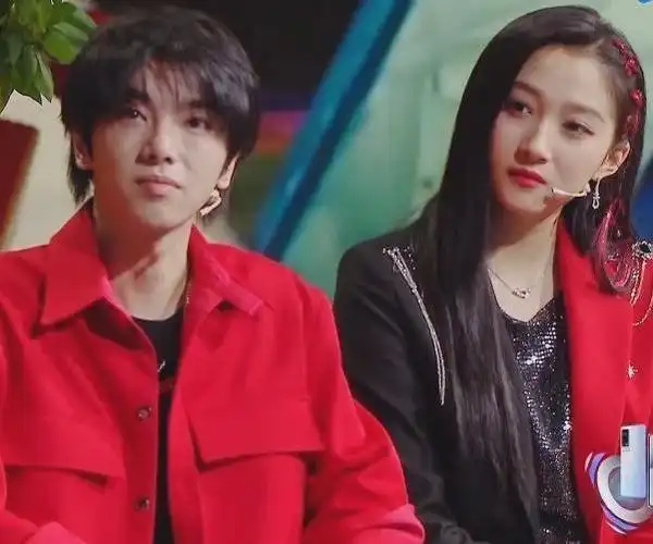 少年团等等几组歌手,当留下舞台让表演自己的时候,华晨宇坐在关晓彤