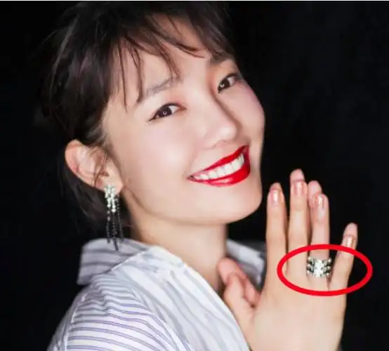 白百何还故意秀出了自己的钻戒,因为之前和陈羽凡有纹身钻戒,右手上的