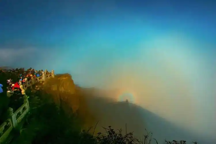 把峨眉山的佛光拍成了连续剧他是第一人