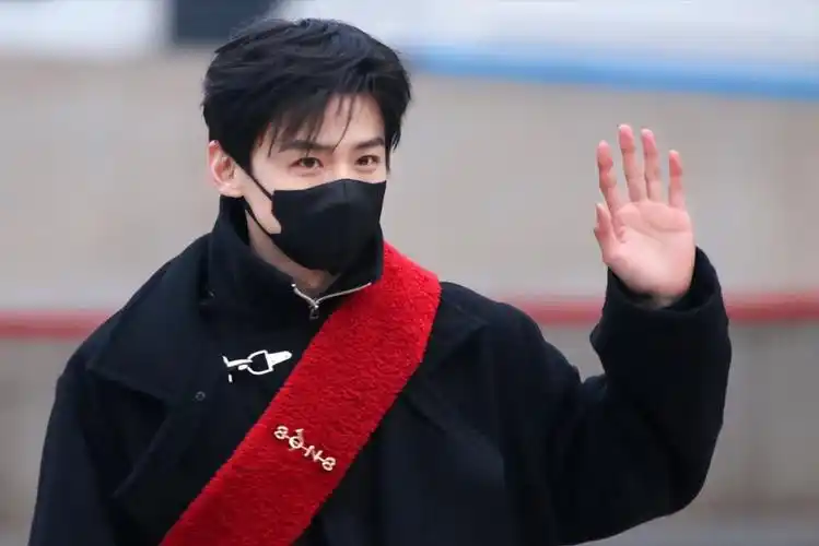 而白敬亭则是一身黑色皮夹,搭配玫红色的包包,帅气中不失可爱.