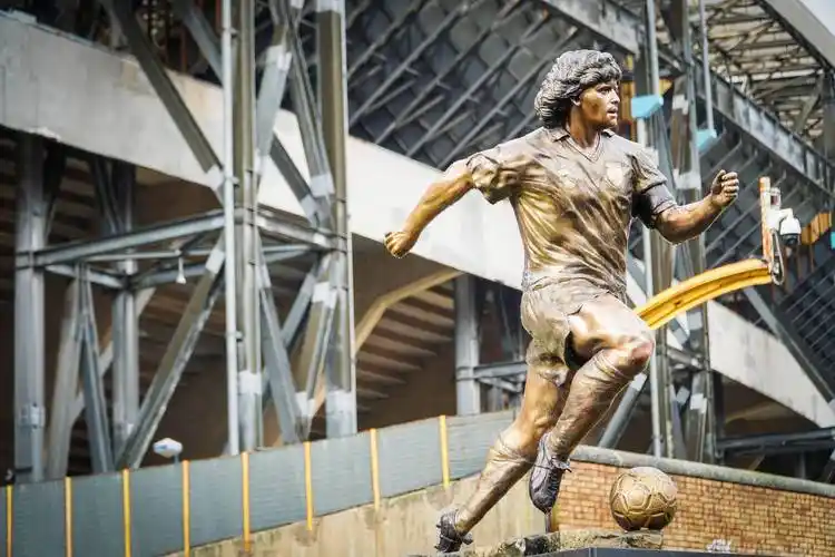 纪念马拉多纳去世一周年