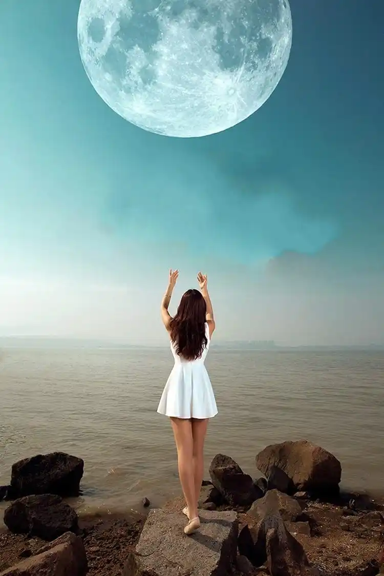 傍晚海边月光下的一个美丽白裙女孩!_新浪看点_手机新浪网
