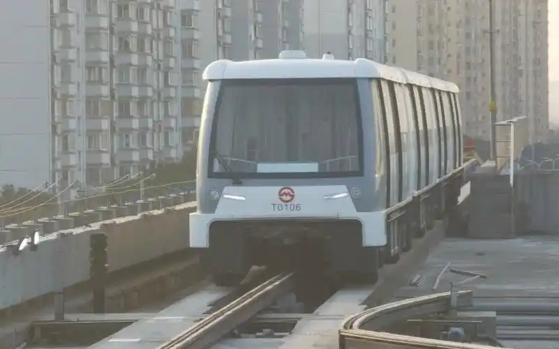 上海地铁浦江线t0106小灰灰出汇臻路站进入折返线