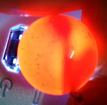 在淘宝上买的玛瑙手链在灯照下里面有许多的黑色物质?请各位鉴定一下?