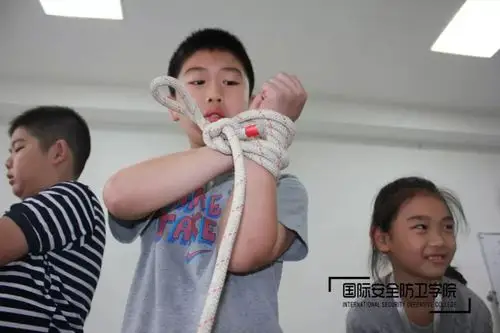 实景演练——挣脱捆绑练习>>>>实景演练——应对绑架技巧>>>>格斗式防