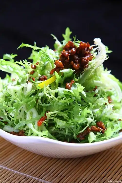 苦苣,这款独特的蔬菜,以其独特的苦味和营养价值赢得了许多人的喜爱.