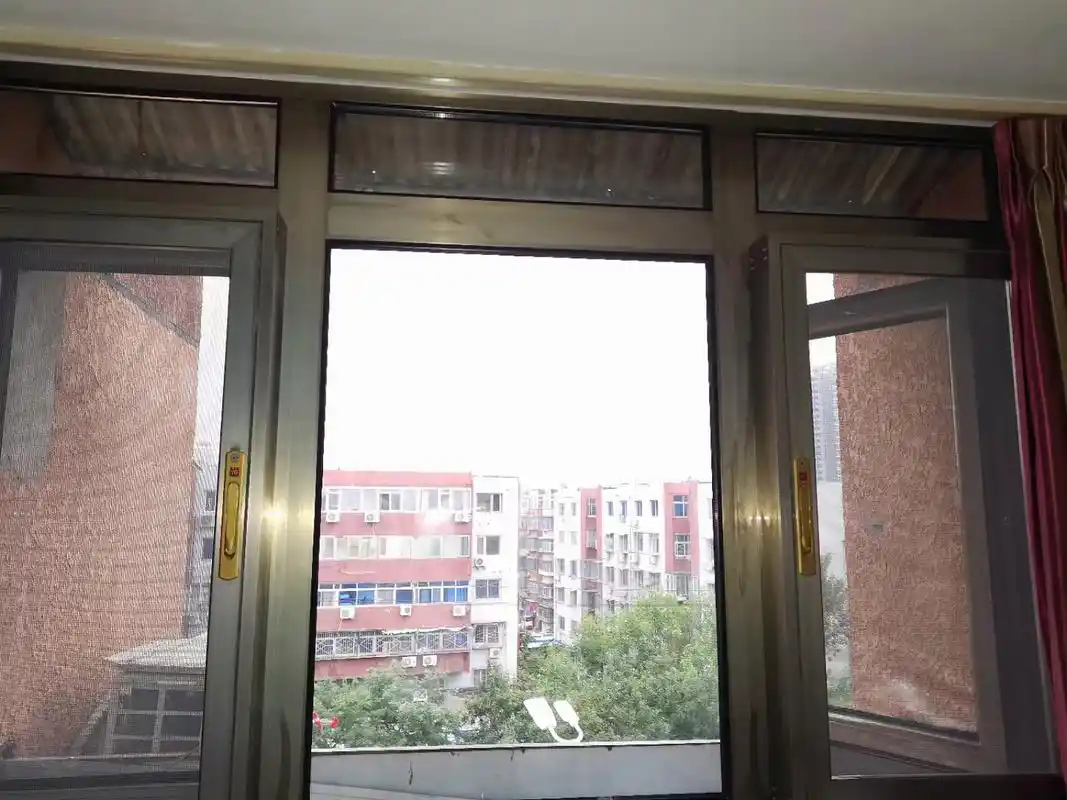 高端大气香槟色断桥铝门窗