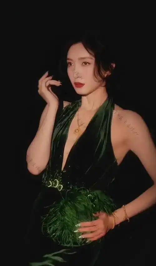 江疏影在佛山拍戏被偶遇穿拖鞋个子不高网友勾腰驼背太普通