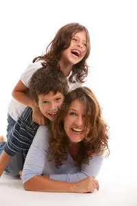 女儿和儿子-有一个烧烤派对, 孩子正在转动肉和香肠, 都有乐趣幸