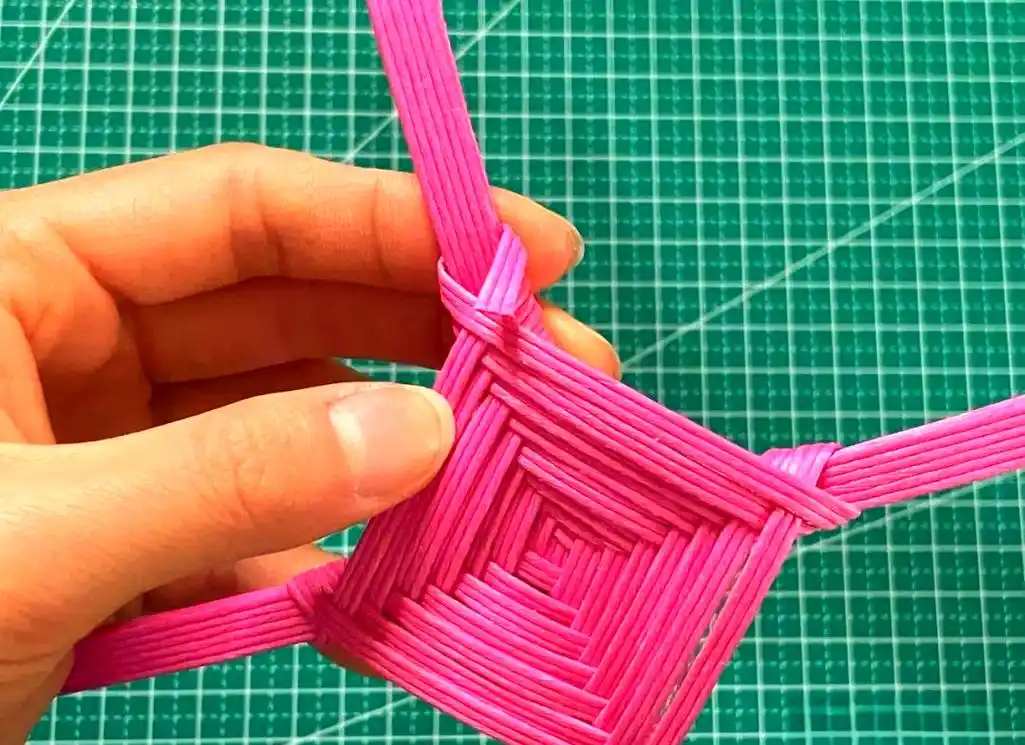 纸藤篮子的编织教程:从材料准备到提手制作