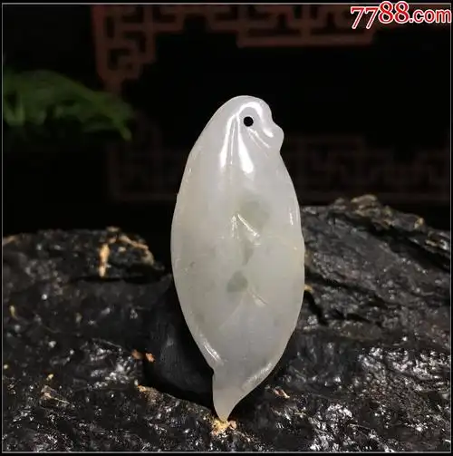 和田玉烟灰色小叶子吊坠