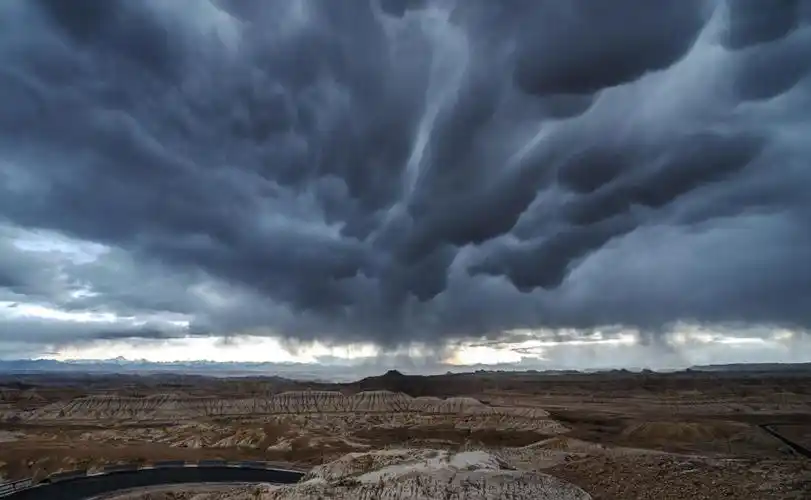 陕西渭南上空出现"诡异云团"!如浓烟一样,不停膨胀