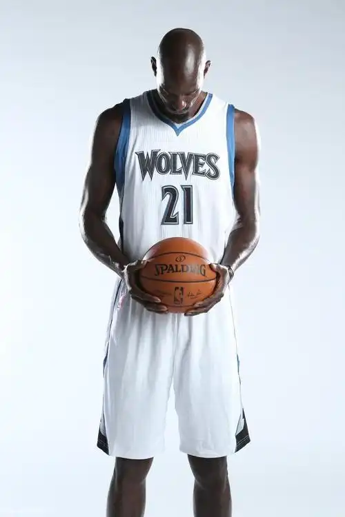 当地时间2月24日,狼王加内特重新回归森林狼,拍摄官网宣传照显露霸