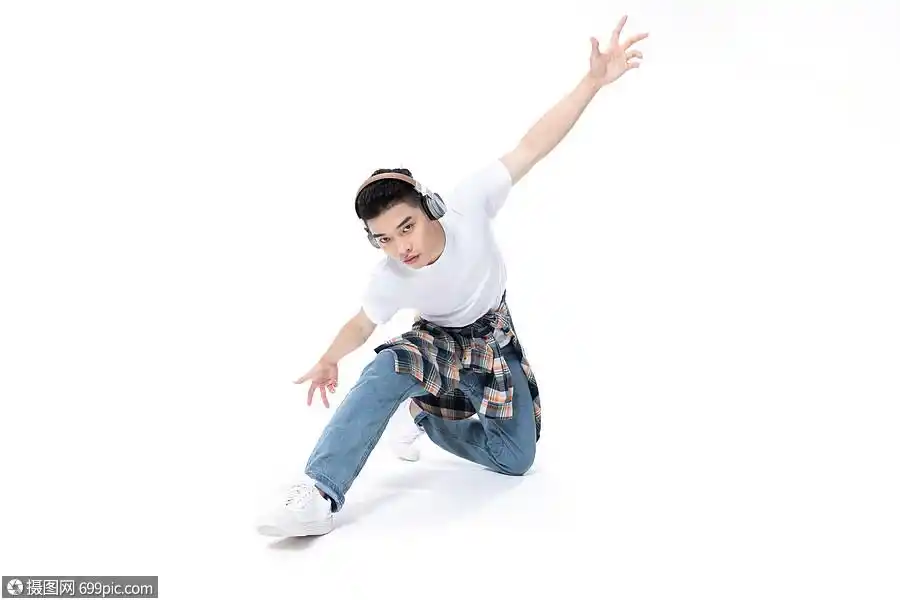 年轻街舞男生动作展示