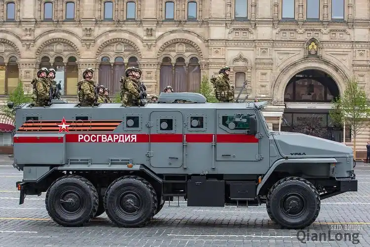 日阅兵式的vpk-233116"虎"m越野车,这辆装甲车隶属于俄罗斯宪兵部队