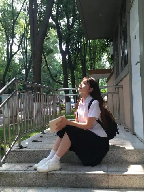 在川大拍了好多校服照  真的好怀念学生时代呀    #日常##拍照姿势