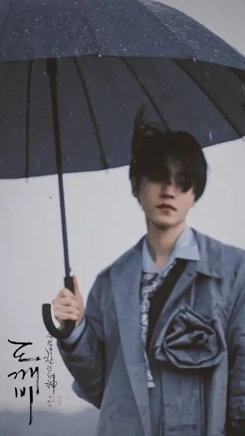 爱豆封神照接龙#  分享一组超爱的氛围感帅哥的神图  @tfboys-王靠