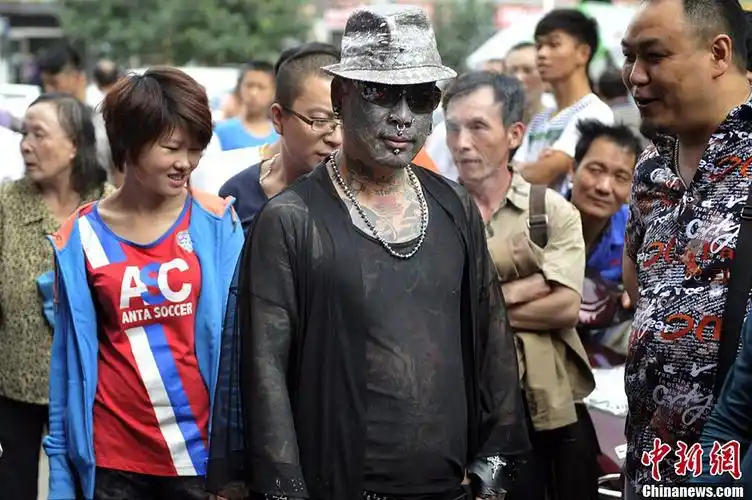 号称中国文身第一人现身山西引围观