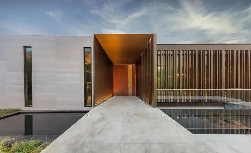 建筑外立面主打色是简约大气的白,大理石铺设的地面引领着人们前行