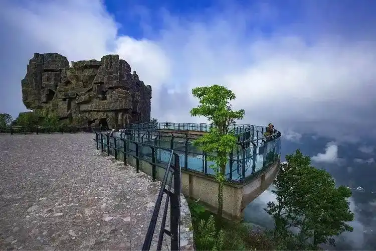 在云间,在山巅,在剑门关悬空玻璃栈道体验"咔嚓!咔嚓"的刺激感