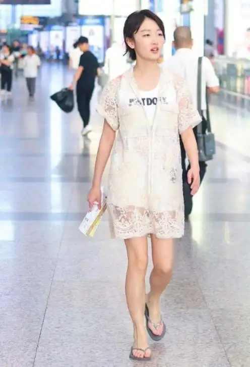 周冬雨太随意了,穿拖鞋亮相机场,脚趾外翻被人笑