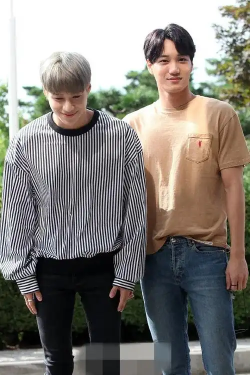exo成员kai,shinee泰民一同现身"上班路" gfriend郑艺琳羊角辫俏皮