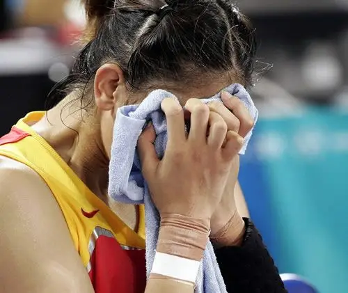 图文中国女篮泪别雅典隋菲菲赛后掩面痛哭