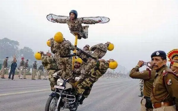 印度人开挂的摩托车感觉买汽车都是一种浪费