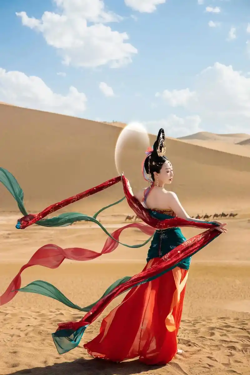 有人说,人这一生,一定要去一次敦煌,看看莫高窟的千年壁画与信仰