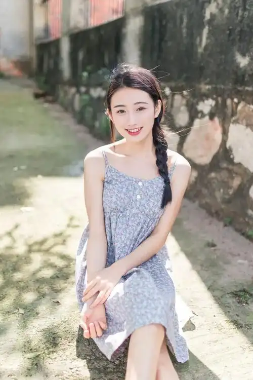 朴素吊带裙美女造就夏天最美的风景