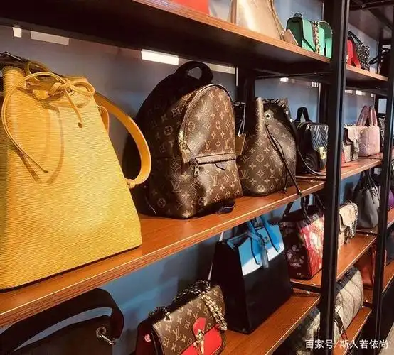 ta犹豫了:应该嫁给一堆奢侈品包包or嫁给真爱?