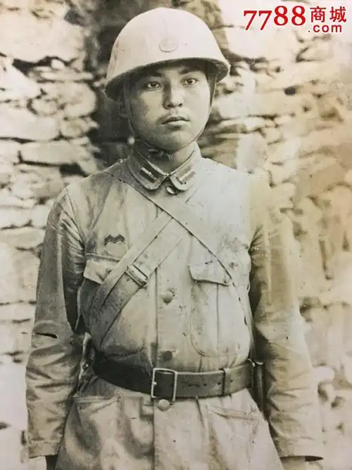 日军头戴钢盔照片,表情呆滞