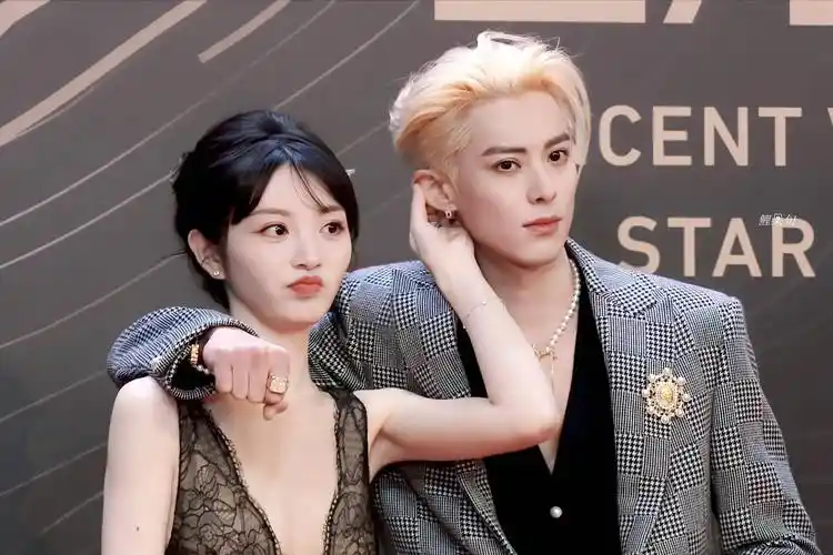 星光大赏成"照妖镜"!谁靠炒cp,谁塑料姐妹,明星心机藏不住了