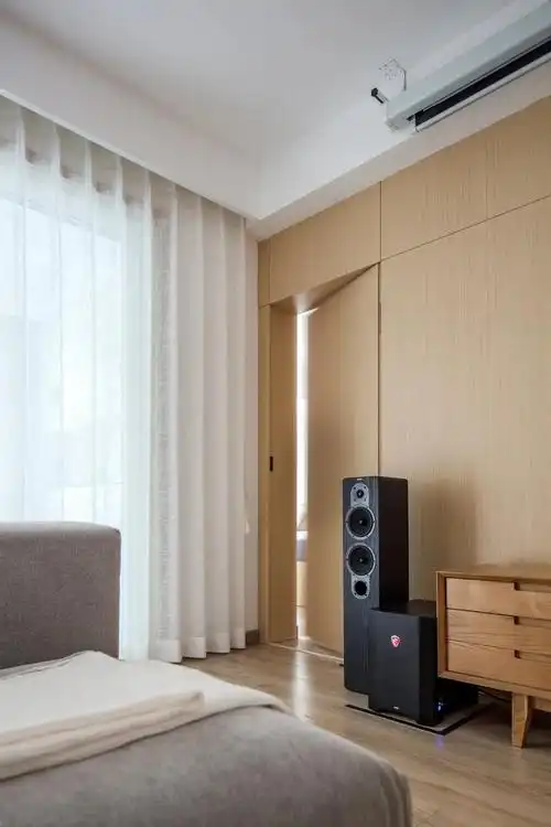 电视墙上有门,如何设计更显大气?