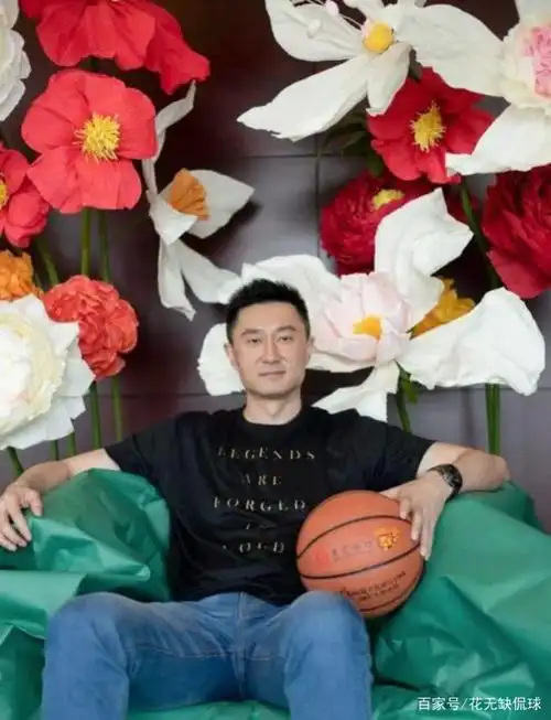 宏远主帅杜锋罕见拍摄个人帅气写真!球迷:你看看有多少人在夸你