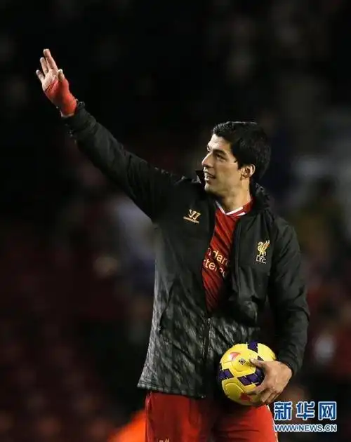 12月4日,利物浦队球员苏亚雷斯在比赛中庆祝进球.