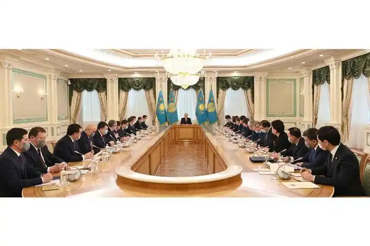 总统与各州州长举行会议