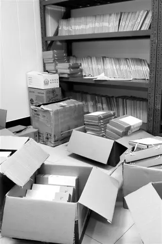 这些年存下的案卷堆积如山.资料图片