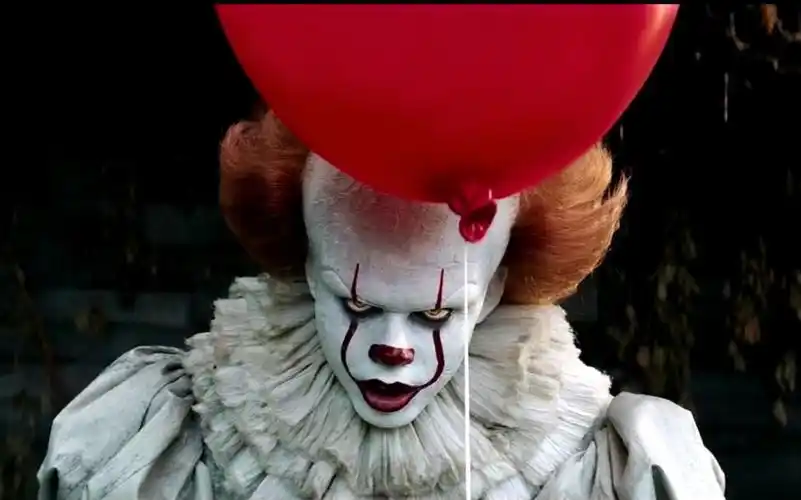 5分钟看完《小丑回魂》:麦当劳叔叔下岗改行卖气球,专门坑蒙拐骗熊