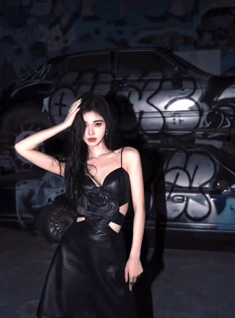 鞠婧祎的一组美照曝光,她披散长卷发搭配黑色吊带皮裙,露出细腰长腿