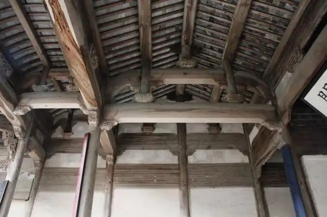 我们都知道,中国古代房屋大多都是土木结构,要由掌握建房技能的木工