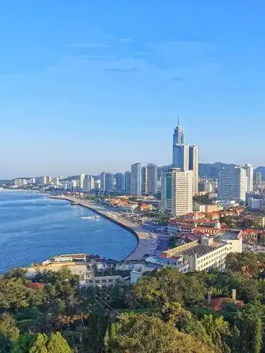 灯塔是烟台山上的制高点,登灯塔可俯瞰整个海边风光和烟台山的外国