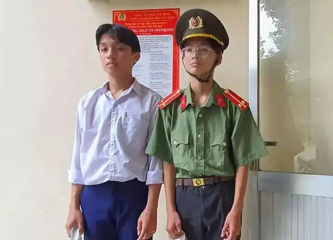 一眼被看穿!越南两名青少年玩游戏走火入魔,为了赚钱假装成警察