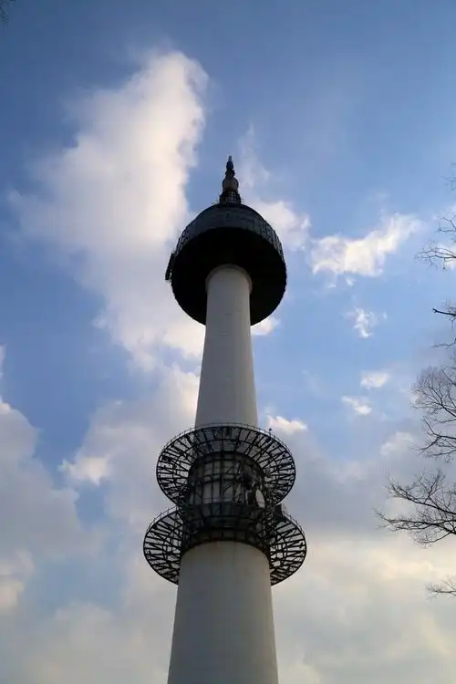 n首尔塔位于韩国首尔特别市龙山区的南山前称首尔塔或汉城塔高2367米